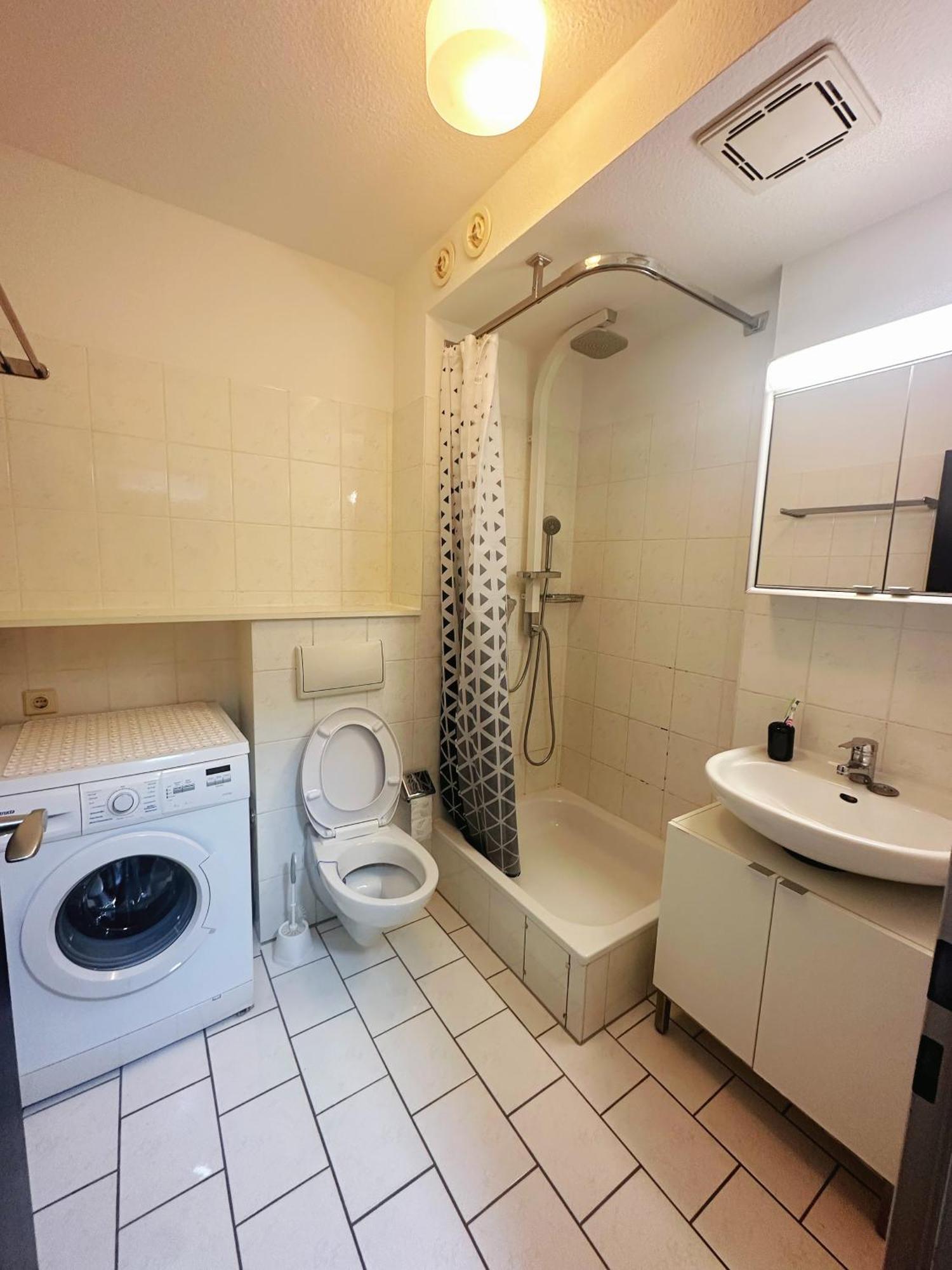 Messe Flughafen Nah Mit Waschmaschine Apartment Dusseldorf Luaran gambar